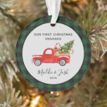 Red Truck Erstes Weihnachtsfest Verlobt Buffalo Ka Ornament<br><div class="desc">Red Truck Erste Weihnachtsfeier Verlobt Buffalo Kariert - Was für eine schöne Art, Ihre Verlobung zu gedenken. Sie werden sich jedes Jahr, wenn Sie Ihren Weihnachtsbaum dekorieren, freudig an Ihr erstes verlobtes Weihnachtsfest erinnern. Das Ornament ist ein wohlüberlegtes Geschenk für ein verlobtes Paar, das noch für viele Jahre geschätzt wird....</div>