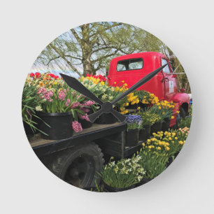 Red Truck mit Frühlingsblumen & Regenbogen Runde Wanduhr