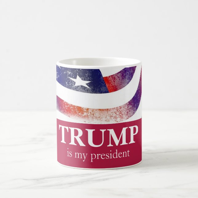 Red Trump verblasst die amerikanische Flagge Kaffeetasse (Mittel)