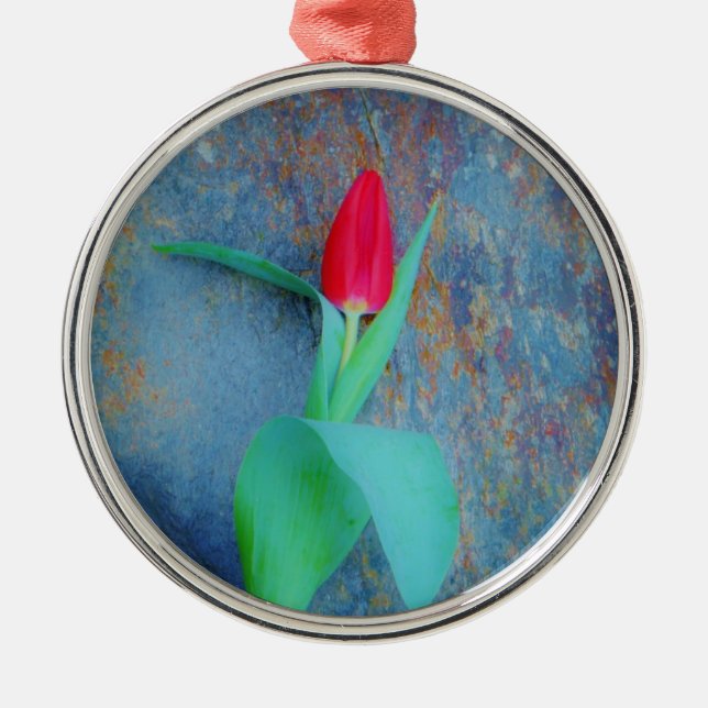 Red Tulip auf Blue Gray Slate Ornament Aus Metall (Vorne)