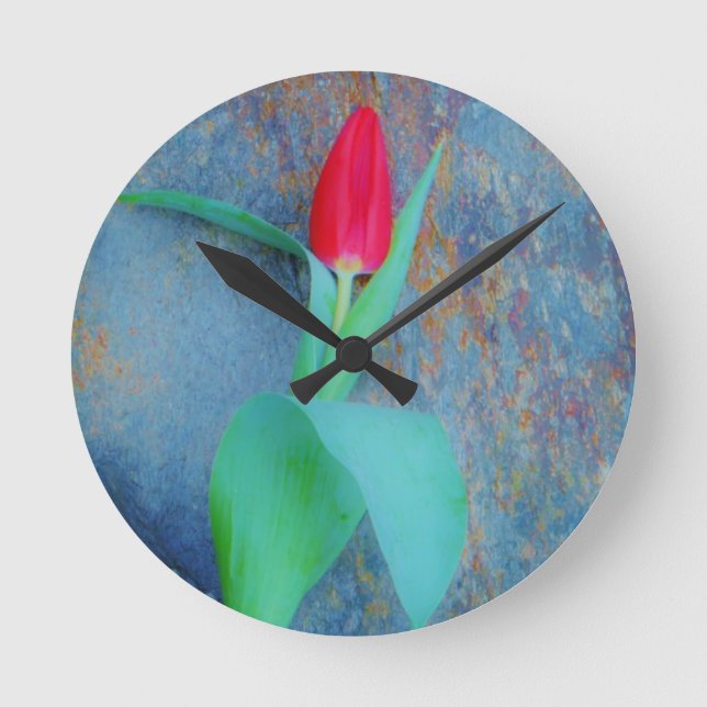 Red Tulip auf Blue Gray Slate Runde Wanduhr (Vorderseite)