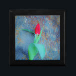 Red Tulip auf Blue Gray Slate Schmuckschachtel<br><div class="desc">Frühlingsblumen. Single Stem von einem Ruby Red Tulip gegen einen schönen Stein Hintergrund. Foto von Sandy Closs.</div>