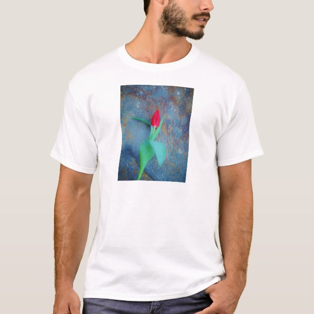 Red Tulip auf Blue Gray Slate T-Shirt (Vorderseite)