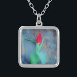 Red Tulip auf Blue Gray Slate Versilberte Kette<br><div class="desc">Frühlingsblumen. Single Stem von einem Ruby Red Tulip gegen einen schönen Stein Hintergrund. Foto von Sandy Closs.</div>