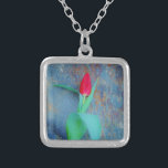 Red Tulip auf Blue Gray Slate Versilberte Kette<br><div class="desc">Frühlingsblumen. Single Stem von einem Ruby Red Tulip gegen einen schönen Stein Hintergrund. Foto von Sandy Closs.</div>