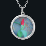 Red Tulip auf Blue Gray Slate Versilberte Kette<br><div class="desc">Frühlingsblumen. Single Stem von einem Ruby Red Tulip gegen einen schönen Stein Hintergrund. Foto von Sandy Closs.</div>