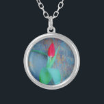 Red Tulip auf Blue Gray Slate Versilberte Kette<br><div class="desc">Frühlingsblumen. Single Stem von einem Ruby Red Tulip gegen einen schönen Stein Hintergrund. Foto von Sandy Closs.</div>