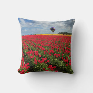 Red Tulip Field mit Hot Air Ballon Kissen