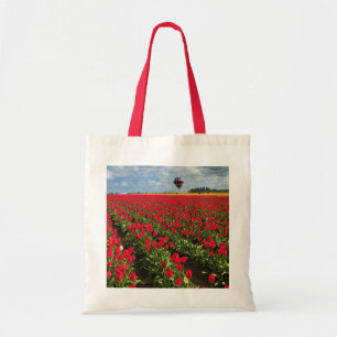 Red Tulip Field mit Hot Air Ballon Tragetasche