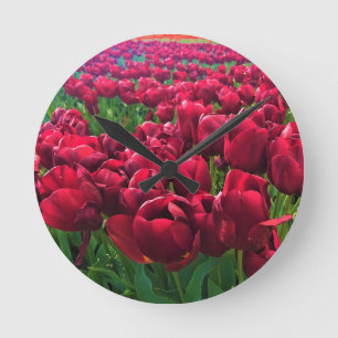 Red Tulips in a Field, Oregon Runde Wanduhr