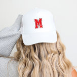 Red Varsity Monogramm Truckerkappe<br><div class="desc">Lassen Sie Ihre sportliche Seite mit einer maßgeschneiderten Baseballkappe mit einem kühnen Monogramm-Brief im Stile eines Kollegiums ausklingen. Personalisieren Sie es mit Ihren Lieblingsfarben, um Ihr Sportteam oder Ihren persönlichen Stil für ein einzigartiges Aussehen, das Sie... Ideal für Spieltage, lässige Ausflüge oder als ein einmaliges Erlebnis für Fans und Sportler....</div>