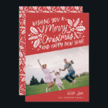Red Vintag Holly Typografy Weihnachtsfeiertag Foto Feiertagskarte<br><div class="desc">Diese festliche und schicke Urlaubskarte mit original handgezeichnet Winterfolien mit hübscher Typografie in rot und gekacheltem Foto. Die Rückseite ist mit einem passenden Muster versehen.</div>