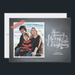 Red Washi Tape Script Holiday Card mit Chalkboard Feiertagskarte<br><div class="desc">Diese rustikale Chalkboard-Einladung ist exklusiv für Zazzle gemacht und eignet sich perfekt für einen nostalgischen und modernen herzlichen Gruß. Gedrucktes "Washi"-Klebeband mit rotem Akzent in Ihrem Foto mit weißer Schriftzypografie auf einem Chalkboard-Hintergrund. Fügen Sie eine Envelopments Holiday Briefmarke aus unserer umfangreichen Portosammlung hinzu, die perfekt zu Ihrem Gruß passt. Umschlaghüllen,...</div>