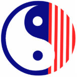 Red White and Blue Yang Yang Symbol Fotoskulptur Ornament<br><div class="desc">Yin und Yang sind zwei Gegensätze,  die in Harmonie zusammenarbeiten. Dieses friedliche Zen-Symbol ist blau mit roten und weißen Streifen. Das Red White and Blue Yin Yang Ornament ist ein einzigartiges Kampfkunst- oder Yogageschenk für einen Geburtstag-,  Ferien- oder Gürtelrang-Werbeaktion-Test.</div>
