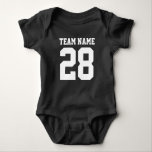 Red White Baby Football Sports Jersey Romper Baby Strampler<br><div class="desc">Niedlicher Bodysuit für Kleinkinder. Mama und Liebe Sport. Es ist nur natürlich, dass das Baby auch sollte. Niedlicher Babybodyanzug in Rot und Weiß. Sie können den Namen und die Spielernummer auf der Vorder- und Rückseite des Trikots anpassen. Nicht nur für Fußballfans. Jeder Sportfans wird dieses Design schätzen. Baseball, Basketball, Fußball,...</div>