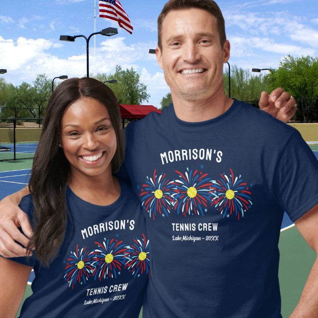 Red White Blue Fireworks 4. Juli Tennis Team Crew T-Shirt (Von Creator hochgeladen)
