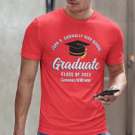 Red White Blue Graduate Custom 2023 Abschluss T-Shirt<br><div class="desc">Dieser moderne T - Shirt in Rot,  Weiß und Blau zeigt klassische Typografie Ihres High School- oder Uni-Namens für die Klasse von 2023. Passen Sie mit Ihrem geschlossen Jahr unter der schicken handgeschriebenen Drehbuch und schwarzen Graduiertenkappe für ein großartiges personalisiertes Abschluss Geschenk.</div>