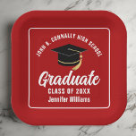 Red White Graduate 2025 Graduation Party Square Pappteller<br><div class="desc">Diese moderne,  in Rot und Weiß gehaltene Papiertafel der Graduiertengruppe zeigt klassische Typografie Ihres High School- oder Uni-Namens für die Klasse 2025. Passen Sie mit Ihrem geschlossen Jahr unter der schicken handgeschriebenen Drehbuch und schwarzen Graduiertenkappe für ein großartiges personalisiertes Graduiertendekor.</div>