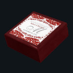 Red White Lace Hochzeitstag Geschenkboxen<br><div class="desc">Einzigartiges und stilvolles Fraktal in Rot und Weiß - Exquisite und elegante Brauchtum, Jubiläum oder Verlobung präsentiert. Personalisieren Sie sich mit Namen, Jubiläumsdatum und Monogramm oder Zahlen - gemacht in eine wunderbare hölzerne Geschenkboxen, um Schmuckstücke behalten, Schmuckkästchen für Ihre speziellen Kuchen. Ein wunderbares Geschenk - füllen Sie die Schachtel mit...</div>