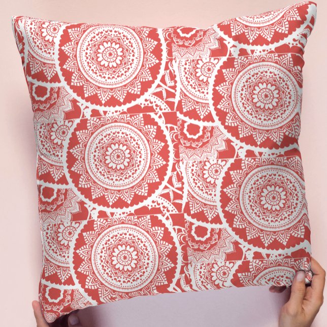 Red & White Mandala Pattern Throw Kissen (Von Creator hochgeladen)
