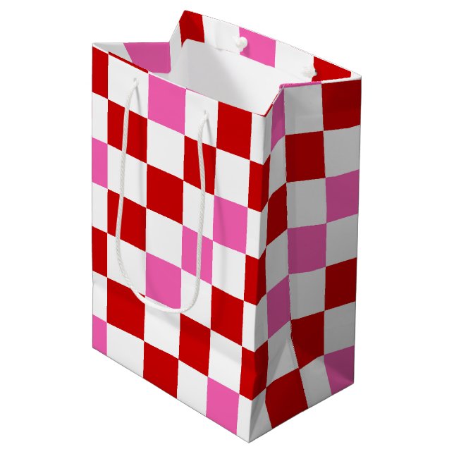 Red White Pink Checkered Pattern Design  Mittlere Geschenktüte (Vorderseite Schrägansicht)