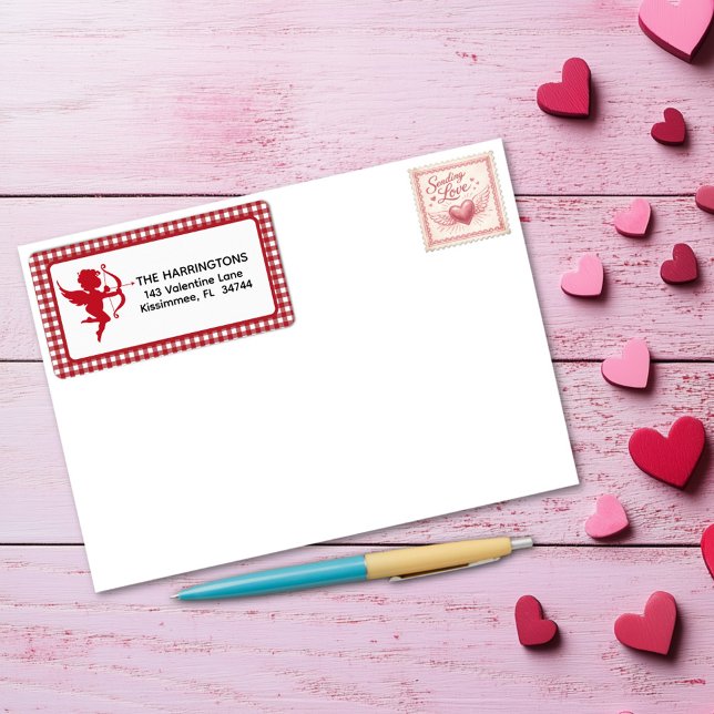 Red & White Plaid Gingham Valentine Cupid & Bow Adressaufkleber (Von Creator hochgeladen)