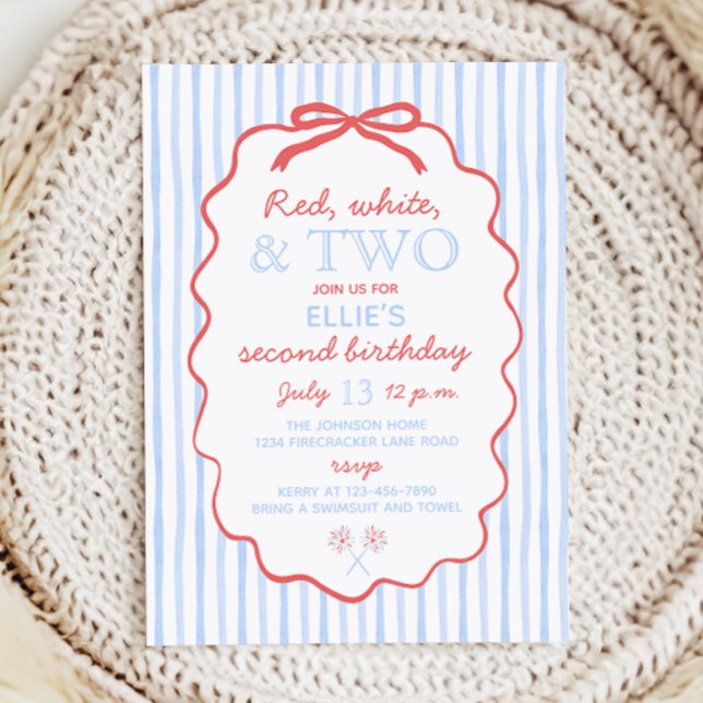 Red White und Two 4. Juli 2. Geburtstag Einladung (Invitation with baby blue striped background and wavy red bow frame. Says red white and two.)