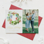 Red Winterberry und Juniper Wreath Foto Folien Feiertagskarte<br><div class="desc">Gute Ferien! Senden Sie Ihre Urlaubsbotschaft mit dieser festlichen Aquarellkarte an Familie und Freunde. Es verfügt über einen Aquarellkranz aus Winterbeeren und Grünpflanzen. Personalisieren Sie diese botanische Urlaubskarte mit Ihren Daten. Diese Goldfolie-Urlaubskarte ist auch in anderen Cardstock erhältlich. Matching-Elemente sind verfügbar.</div>
