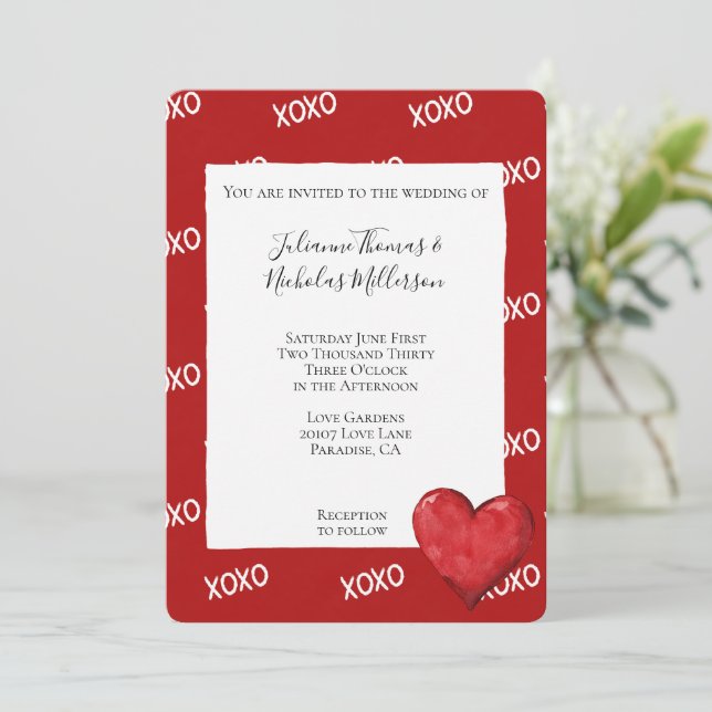 Red XOXO Heart Wedding Einladung (Stehend Vorderseite)