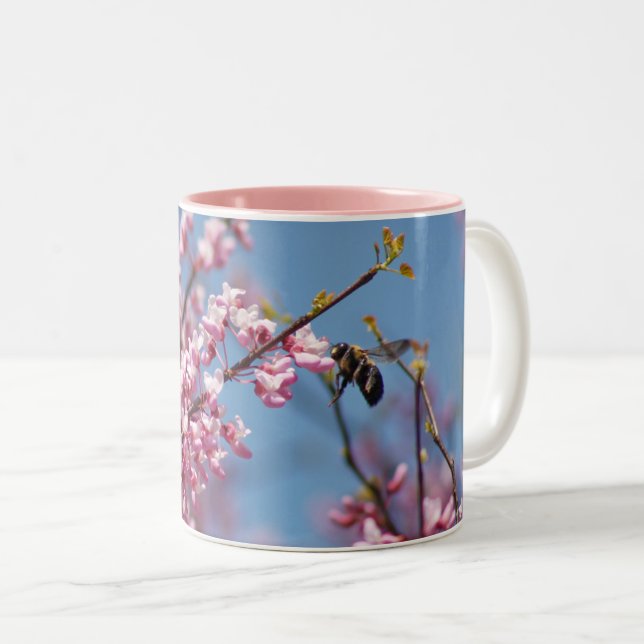 Redbud Tree Pink Floral Bee Zweifarbige Tasse (VorderseiteRechts)