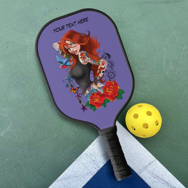 Redhead Frau Tattoos Pickleball Schläger (Von Creator hochgeladen)