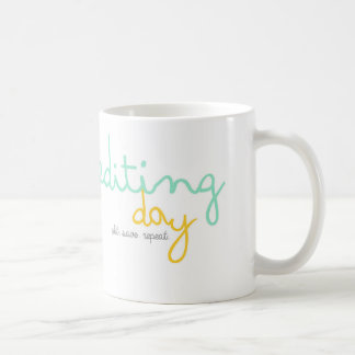 Redigieren der Tageskaffee-Tasse Tasse