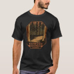 Redwood National Park Minimal Retro Emblem T-Shirt<br><div class="desc">Redwood Vektorgrafik Design. Der Park schützt riesige Prärien, Eichenwälder, wilde Flüsse und 75 km schroffe Küstenlinie.</div>