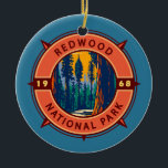 Redwood National Park Retro Kompass Emblem Keramik Ornament<br><div class="desc">Redwood Vektorgrafik Design. Der Park schützt riesige Prärien,  Eichenwälder,  wilde Flüsse und 75 km schroffe Küstenlinie.</div>