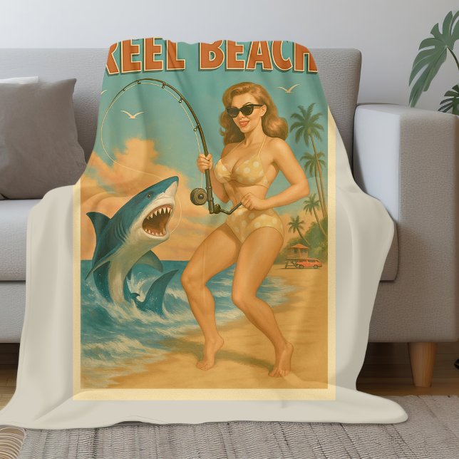 Reel Beach Shark Fishing Pin-Up Retro Coastal Life Fleecedecke (Von Creator hochgeladen)