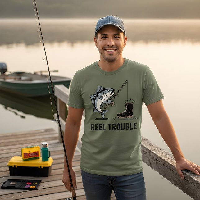 Reel Trouble – Funny Fishing Cartoon Design T-Shirt (Von Creator hochgeladen)