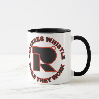 Referent-Pfeife, während sie arbeiten Tasse