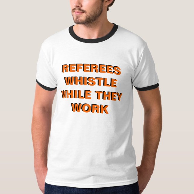 Referres Pfeife, während sie arbeiten T-Shirt (Vorderseite)