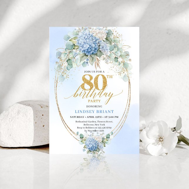Refined Chic Dusty Blue Floral Gold 80th Birthday Einladung (Refined Dusty Blue Floral Gold 80th Birthday Invitation)