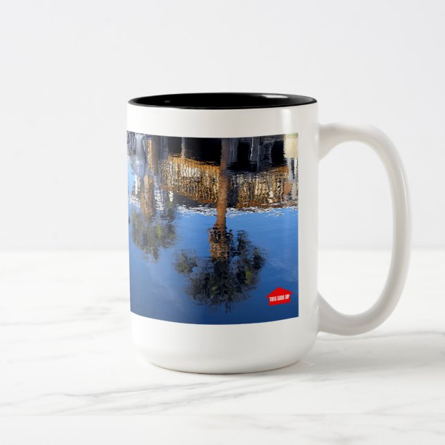 Reflektion der Palmen Zweifarbige Tasse (Rechts)