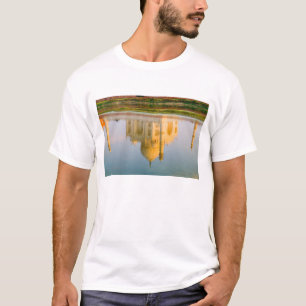 Reflektion des weltberühmten Taj Mahal-Tempels T-Shirt