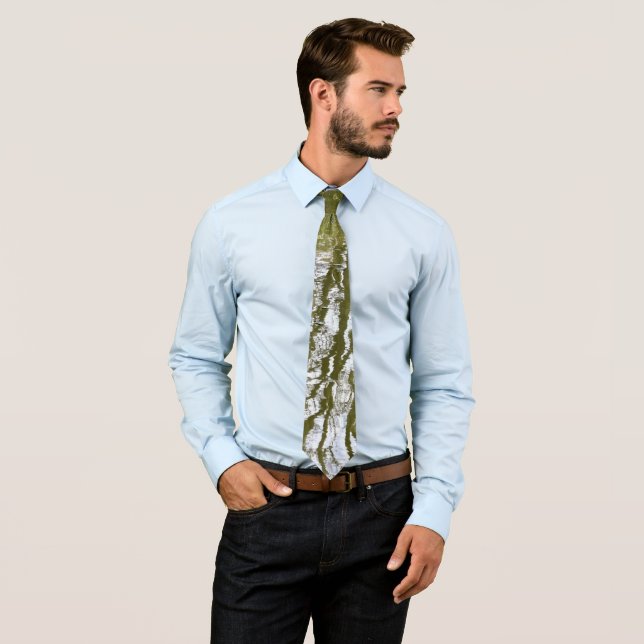 Reflektion einer Tree Neck Tie Krawatte (Beispiel)