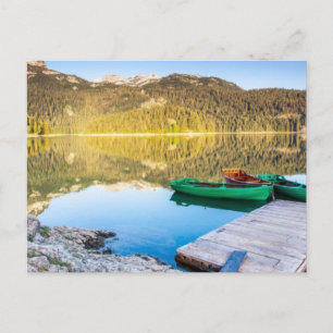 Reflektion in Wasser von Bergseen und Booten Postkarte