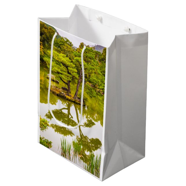 Reflektion Mittlere Geschenktüte (Vorderseite Schrägansicht)