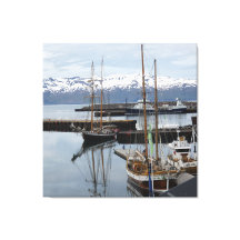 Reflektionen eines hohen Schiffes im Hafen von Nor