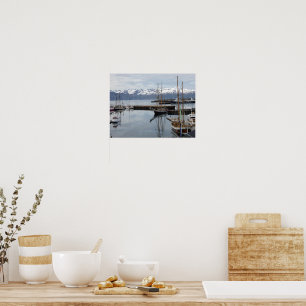 Reflektionen eines hohen Schiffes im Hafen von Nor Poster