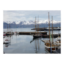 Reflektionen eines hohen Schiffes im Hafen von Nor