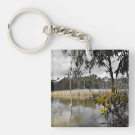 Reflektionen unter grauem Himmel Schlüsselanhänger