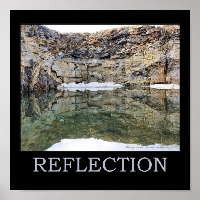 Reflektionsfelsenwand in Wasser 3 Inspiration Poster (Vorne)