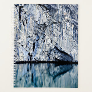 Reflektionsplaner für abstrakte Felswand Planer